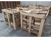 Štípané palivové dřevo a třísky – měkké i tvrdé dřevo připravené k okamžitému odběru na paletách
