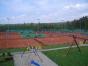 Sportovní tenisový areál - tenisové kurty, krytá hala pro výuku tenisu