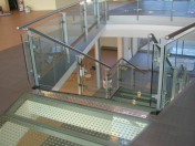 Skleněná zábradlí, schodiště, skleněné markýzy, Praha a okolí - zábradlí ze skla Connex