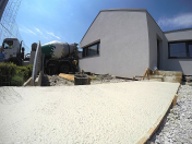 Bílý beton na vstupní cestě rodinného domu od betonárny Praha 5 Radlice