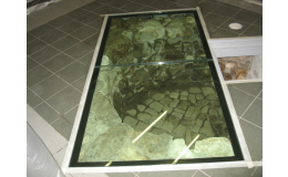 Původní základy pod skleněnou podlahou z pochozího skla