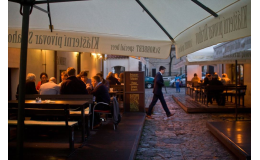 Posezení ve stylové restauraci poblíž Pražského hradu