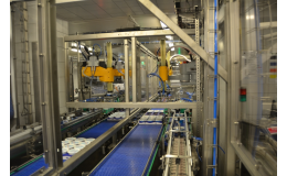 Robotizovaná linka pro balení a paletizaci Chrudim – dopravníková linka pro mlékárenský provoz