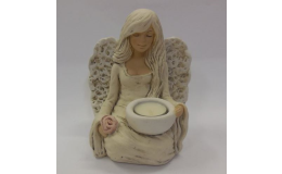Keramický andělíček sedící na svíčku