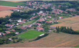 Vesnice s blízkým zámkem Hrádek u Nechanic