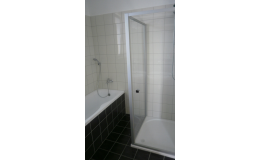 V koupelně je vana i sprchový kout, pračka, pronájem Bohumínská ulice Ostrava