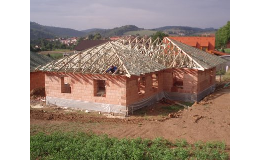 Výroba a montáž dřevěných příhradových vazníků pro nové střechy rodinných domů