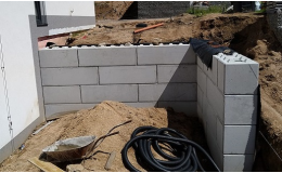 Stavebnicový systém betonových bloků