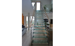 Skleněné schodiště a jiné skleněné komponenty do domácností