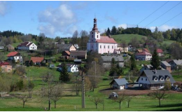 Obec Dobřany v Královéhradeckém kraji, barokní kostel sv. Mikuláše