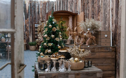 Vánoční stromky, řetězy a světýlka