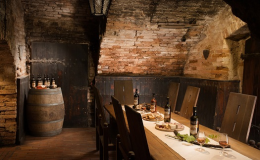 Řízená degustace vína v historickém vinném sklípku Velké Pavlovice