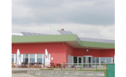 Fotovoltaická elektrárna na plochých střechách firem