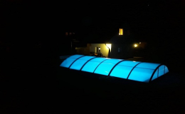 Noční koupání v krytém osvětleném bazénu