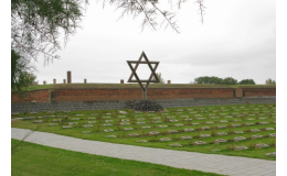 Památník Terezín uchovává památku obětí nacismu.