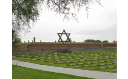 Koncentračný tábor Terezín a jeho hrôzy pripomína pamätník