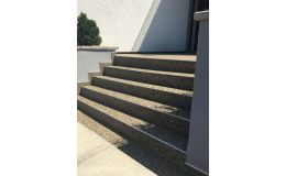 Kamenný koberec PHOBOS na schodech