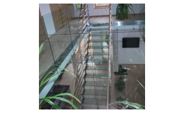 Společnost SAŠ GLASS s.r.o., výroba a montáž skleněných schodišť