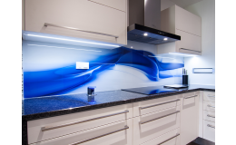 Glass wall cladding behind kitchen units, glass images the Czech Republic