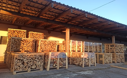 Palivové dřevo na paletách k okamžitému odběru Opava