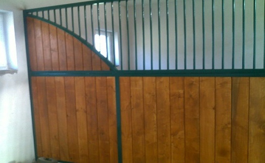 Čelní a boční stěny vnitřních boxů pro koně