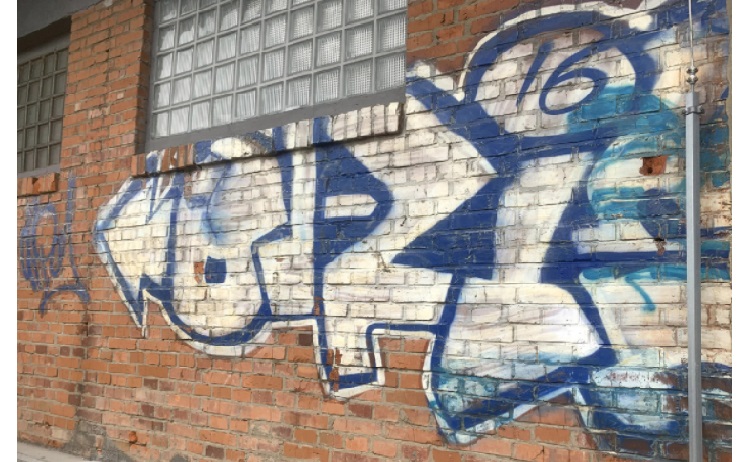 Fasáda s graffity
