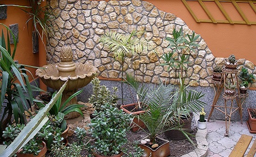 Moderní zahradní architektura z přírodního, umělého kamene