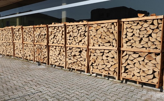 Měkké a tvrdé palivové dřevo na paletách Ostrava