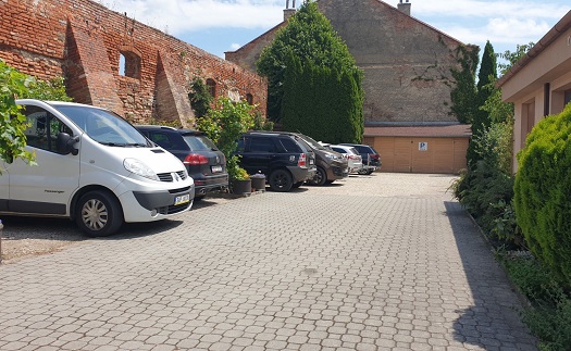 Rodinný penzion s dětským hřištěm, úschovnou kol a parkováním pro hosty u penzionu zdarma Valtice