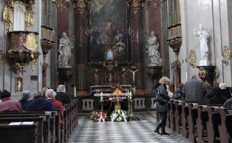 smuteční obřad v kostele - Kroměříž