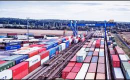 Pronájem mobilních námořních ocelových kontejnerů ke skladování zboží.