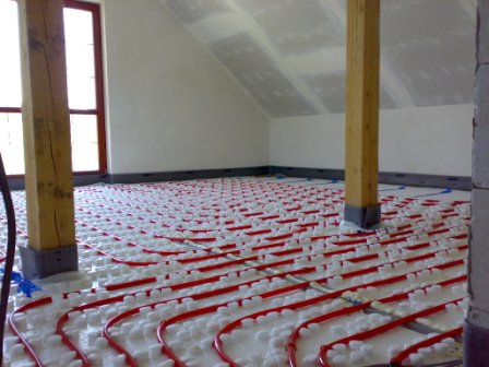 Podlahové topení pod samonivelační anhydritovou podlahou