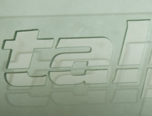 Logotyp vyřezaný vodním paprskem do plexiskla