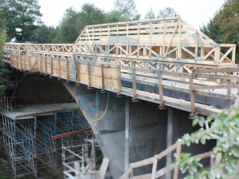 Výroba nosníků pro pomocnou mostní konstrukci