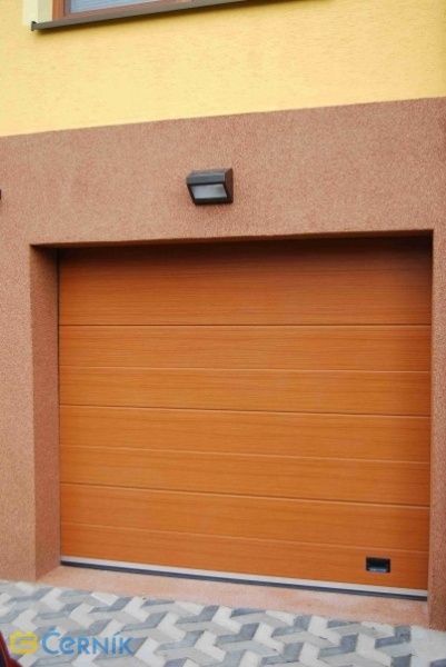 Spolehlivá garážová sekční vrata v imitaci dřeva