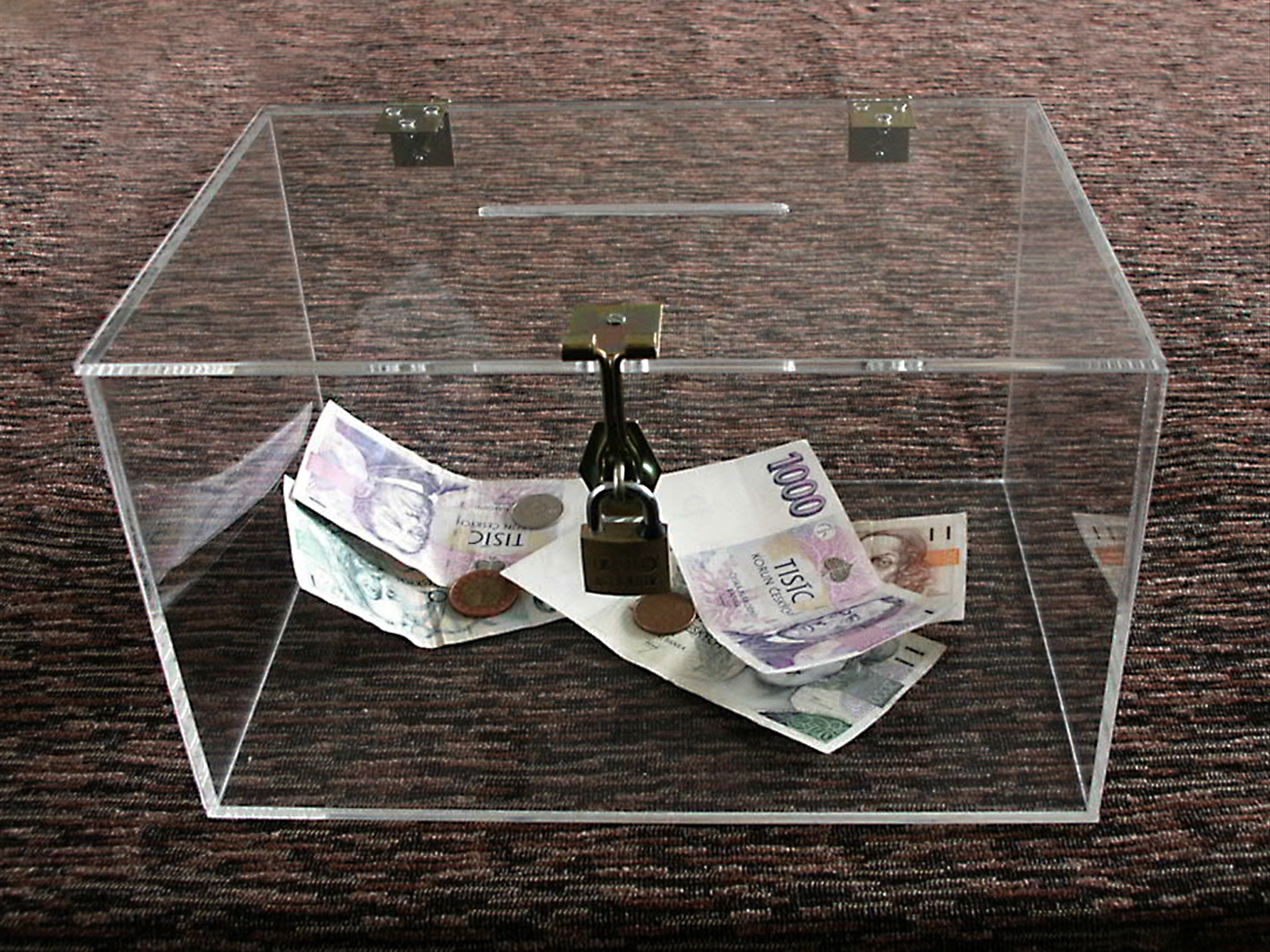 Kasička na peníze z plexiskla vyrobena firmou MOOS s.r.o.