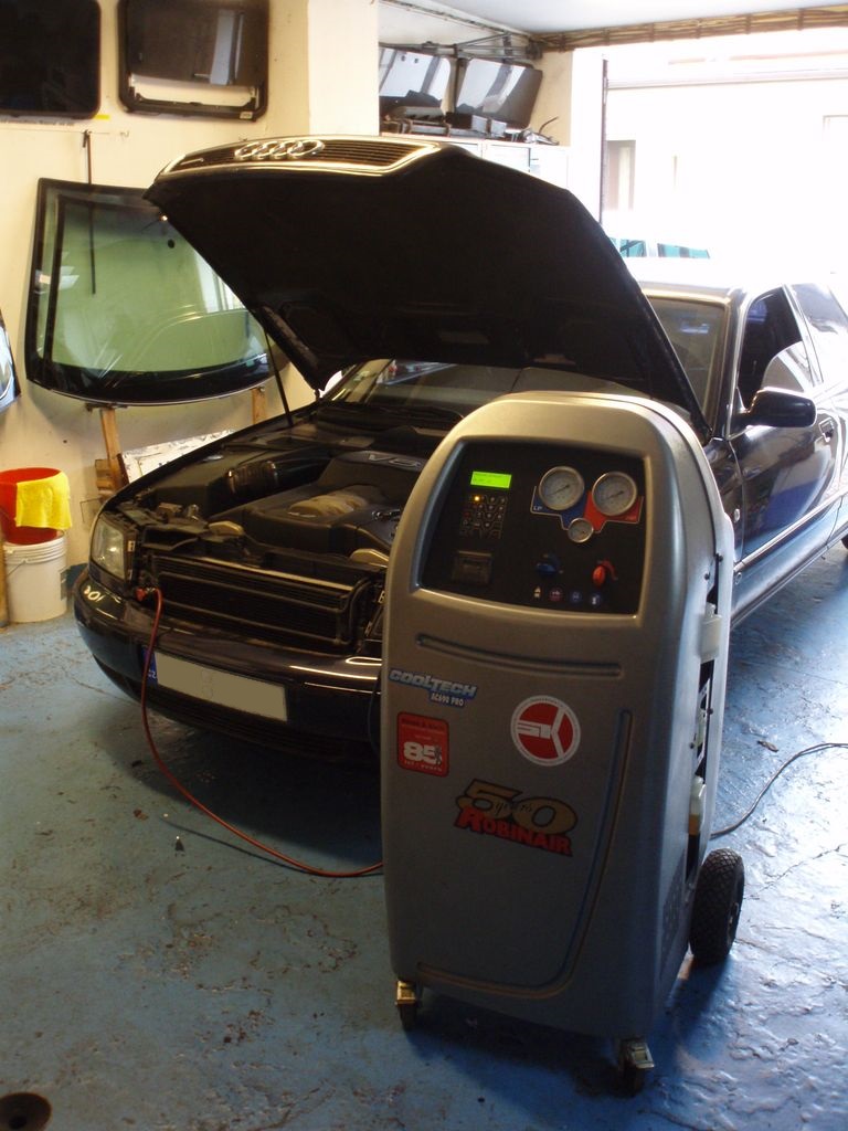 Čistění a plnění klimatizací vozidel na zařízení SPX ROBINAIR