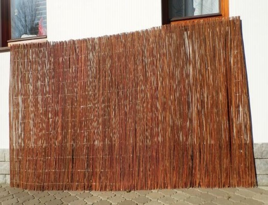 Ochrana plotu z bambusových rohoží