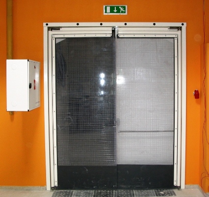 Kyvná vrata s mřížkovaným PVC s okopovou zónou