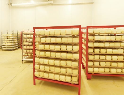 Moravský výběrový sýr v blocích, krájený, plátkovaný