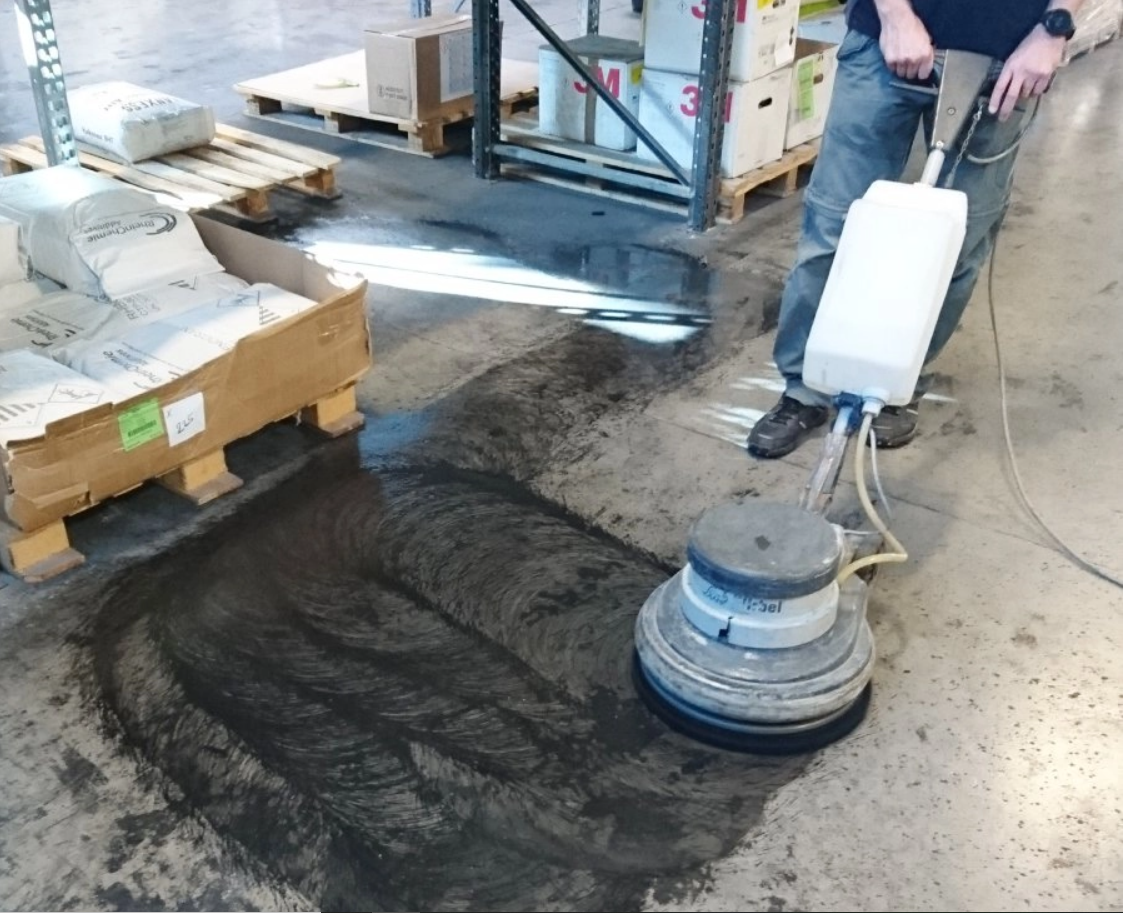 Strojové čištění podlah v průmyslových provozech