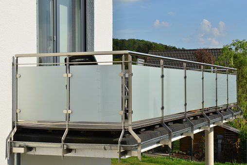 Závěsné ocelové balkony pro panelové a bytové domy