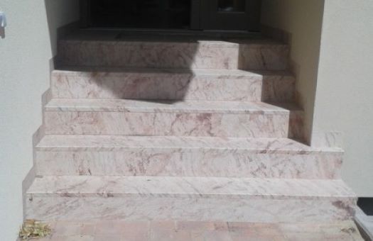 Zakázková výroba schodiště z přírodního kamene