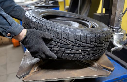 Montáž senzoru kontroly tlaku v pneumatikách