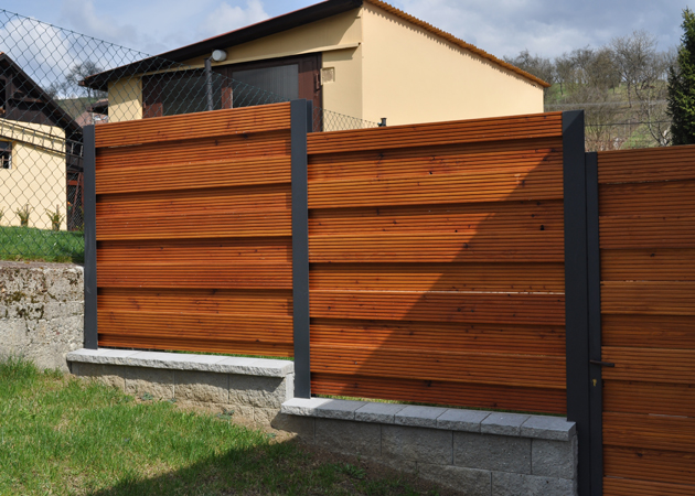 Komponenty pro stavbu nového plotu, jako jsou plotovky a plotová prkna, nabízí WOODCMTE, s.r.o.