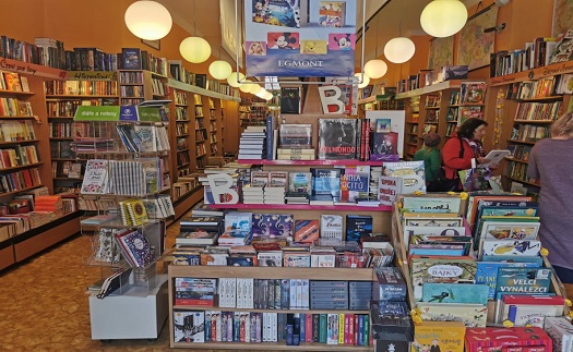 Prodej hudebních nosičů v třebíčském knihkupectví