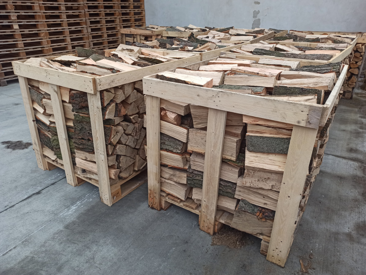 Palivové dřevo skládané ve vratných dřevěných bednách