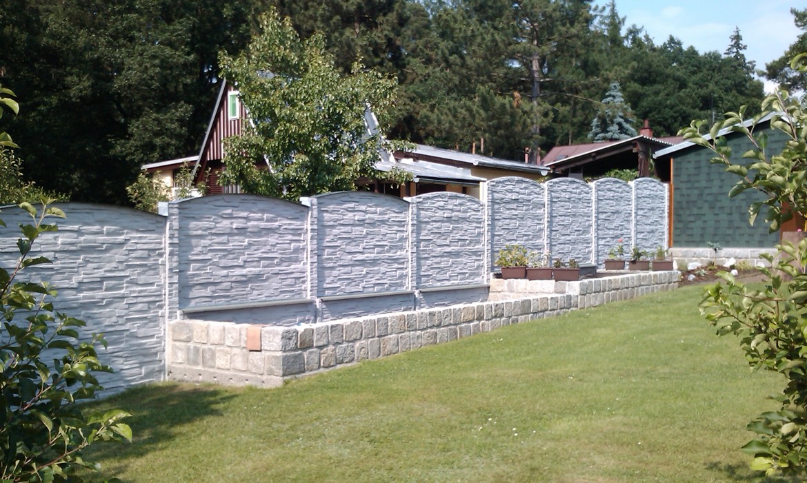 Pevné betonové ploty z prefabrikovaných dílců