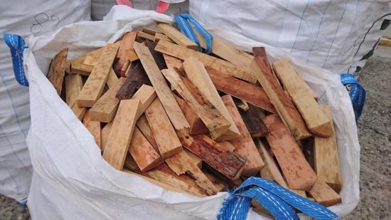 Výroba palivového dřeva z odřezků tvrdých dřevin