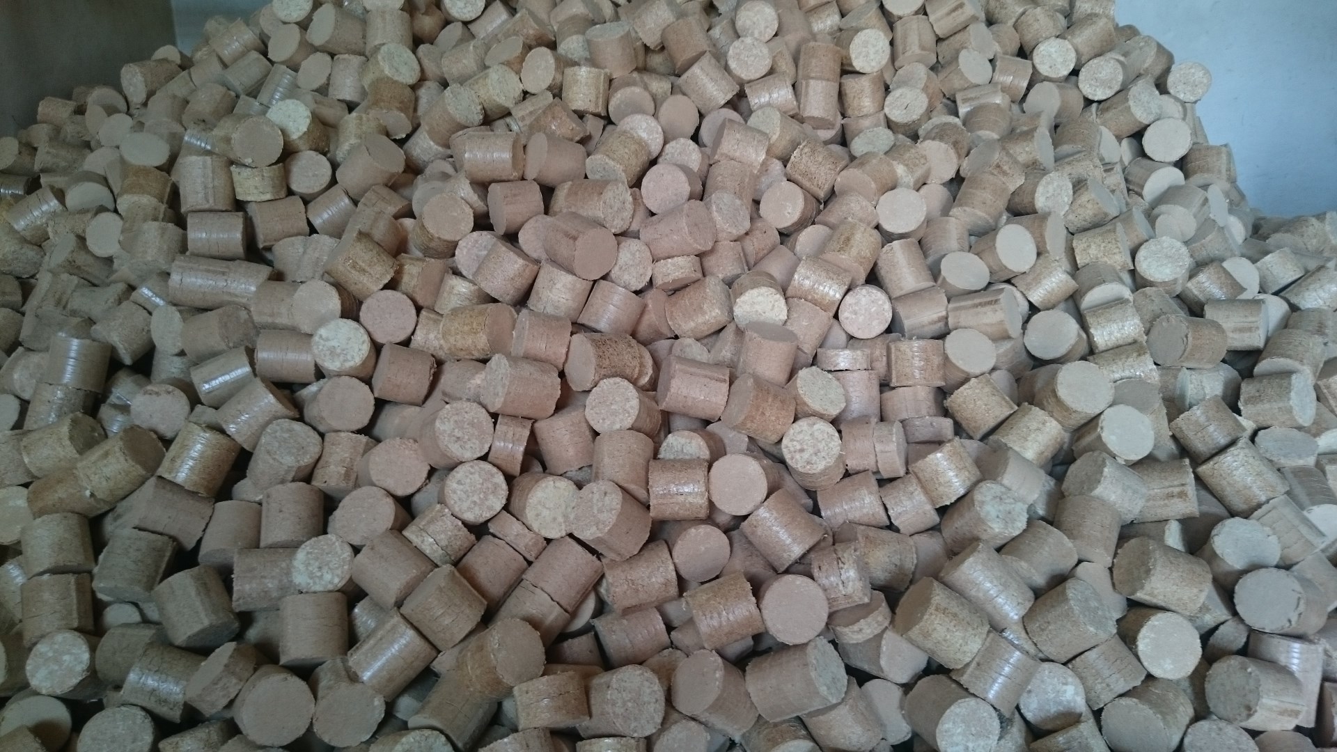 Dřevěné brikety v PE pytlích po 50 kg